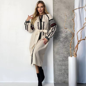 Robe en lin brodée Ukraine noire faite à la main Style Vishivanka avec des détails de chemise brodés traditionnels pour les femmes - Product Image 1
