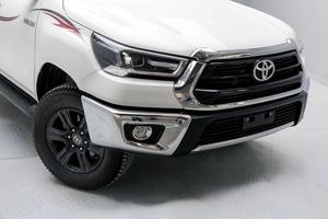 Hi-lux Doble Cabina 2.7L - Super Blanco por Fuera y Rojo por Dentro, Impecable y Elegante - Product Image 3