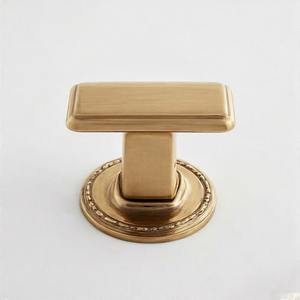 Queens Crest Knob Imperial Crest Bouton de porte en métal gravé Vintage Inspiré Européen pour Hôtel Appartement Charme intérieur majestueux - Product Image 2