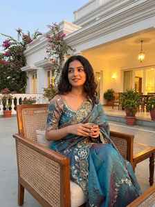 ผ้าส่าหรีชีฟองเนื้อนุ่มพิเศษสำหรับผู้หญิง พร้อมลายปักขอบแบบงานฝีมือประณีต ดีไซน์หรูหรา ผลิตในอินเดีย - Product Image 4