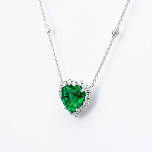 Collar con Colgante de Oro Blanco de 14K, Minimalista, con Diamante Amarillo Fantasía en Forma de Corazón de 1.00ct y Esmeralda, Certificado por IGI, Joyería Fina Premium - Product Image 2
