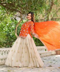 Lehenga Choli en soie de créateur avec Dupatta brodé Vêtements de fête pour mariage, fête et fêtes traditionnelles - Product Image 2