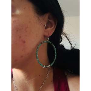 Boucles d'oreilles pendantes géométriques en argent sterling et turquoise Kingman, faites à la main par des artisans Navajo, avec perles et motifs géométriques en turquoise Kingman - Product Image 2