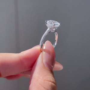 Anillo de compromiso con halo de diamantes de laboratorio redondos de 3.00 quilates con certificación IGI, engaste tipo catedral, estilo elegante - Product Image 3