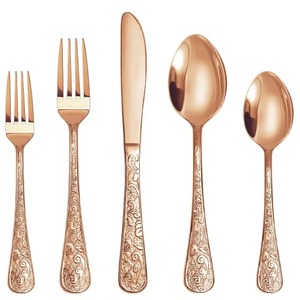 Ensemble de couverts en or rose gravé avec un motif floral artisanal, vaisselle moderne et élégante, parfait pour recevoir et offrir en cadeau - Product Image 1