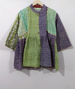 Chaqueta Kediya de algodón tejido Kantha indio hecha a mano, diseño acolchado bordado, tejido de punto transpirable, reversible, respetuoso con el medio ambiente - Product Image 1