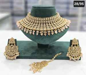 Ensemble de bijoux de mariage de luxe avec collier ras du cou boucles d'oreilles et Maang Tikka idéal pour les fiançailles de mariage célébrations spéciales - Product Image 2