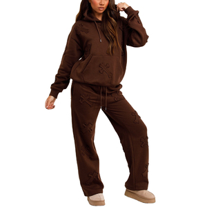 Survêtement de jogger pour femmes conçu avec des rayures latérales faites pour la mode d'entraînement de gym et les tenues décontractées de tous les jours - Product Image 4