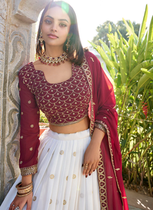 Lehenga Semi-Cosida de Georgette Sintética con Bordado de Lentejuelas, Blusa con Trabajo de Foil y Dupatta, Elegante para Bodas, Fiestas y Festividades - Product Image 3