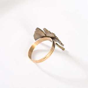 ชุดแหวนรัดผ้าเช็ดปากรูปใบแปะก๊วยสีทอง 6 ชิ้น ทำจากทองเหลืองแท้ สไตล์วินเทจ ทนทาน ใช้ตกแต่งโต๊ะสำหรับงานแต่งงาน งานเลี้ยง บ้าน หรือร้านอาหาร - Product Image 4