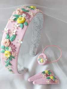 Ensemble de pinces à cheveux brodées sur mesure avec broderie florale à la main avec fil et perles de verre - Product Image 5