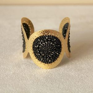 Pulseras de puño de latón con cuentas de vidrio de varios colores - Product Image 4