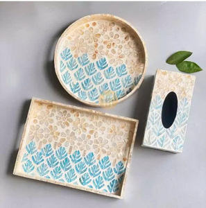 Plateau de service en bambou tissé en gros, écologique, fait à la main avec un design incrusté de nacre - Product Image 1