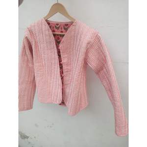 Vestes réversibles matelassées pour femmes Manteaux d'hiver Logo personnalisé Varsity Bomber Styles PU Leather XL Lapel Hooded Baseball Rhinestone - Product Image 3