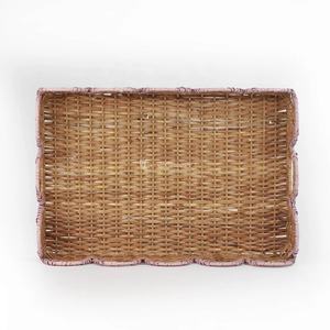Bandeja de ratán festoneada pintada a mano en rosa, cesta decorativa tejida naturalmente de Vietnam por Viettimecraft. - Product Image 4