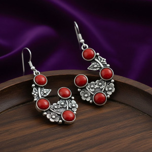 Boucles d'oreilles pendantes florales indiennes en argent sterling 925 plaqué or avec pierre d'onyx rouge |   Boucles d'oreilles en argent indiennes faites à la main, bijoux en gros - Product Image 3