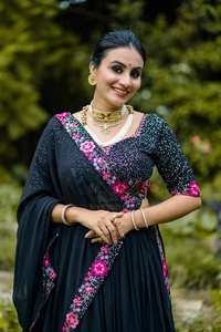 Belle tenue de créateur couleur incroyable Georgette Lehenga Choli & Dupatta avec broderie unie et fil à paillettes à vendre - Product Image 4