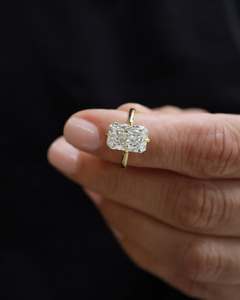 Anillo Solitario de Moissanita Radiante de 8x10 mm, Engaste de Estilo Brújula, Chapado en Oro Amarillo, Joyería Fina para Compromiso y Boda, Venta al por Mayor - Product Image 2