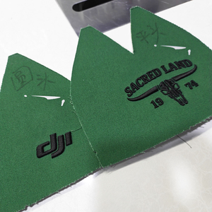 Machine à broder industrielle informatisée à 28 têtes pour broderie 3D en relief sur casquettes et panneaux de chapeaux - Product Image 6