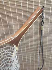 Filet à main en bois de haute qualité pour la pêche à la mouche et la libération de la truite avec un long crochet de suspension élastique profond - Product Image 6
