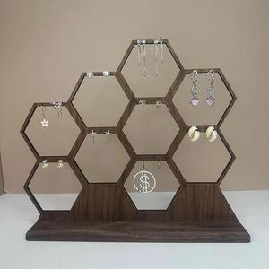 Présentoir de boucles d'oreilles en bois en forme de nid d'abeille organisateur de bijoux unique pour goujons, cerceaux et boucles d'oreilles pendantes usage domestique et vente au détail - Product Image 4