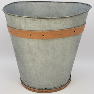 Jardinière en cuir fabriquée à la main avec base gravée écologique et durable pour le jardin et la décoration intérieure - Product Image 1