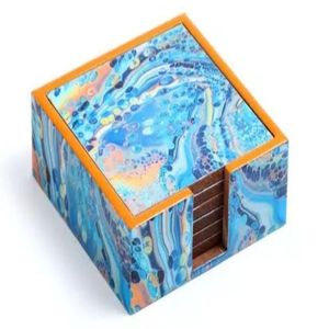 Ensemble de dessous-de-verre en bois classique artisanal avec motifs d'art en émail vibrants, écologiques et durables pour le service du thé et du café - Product Image 1