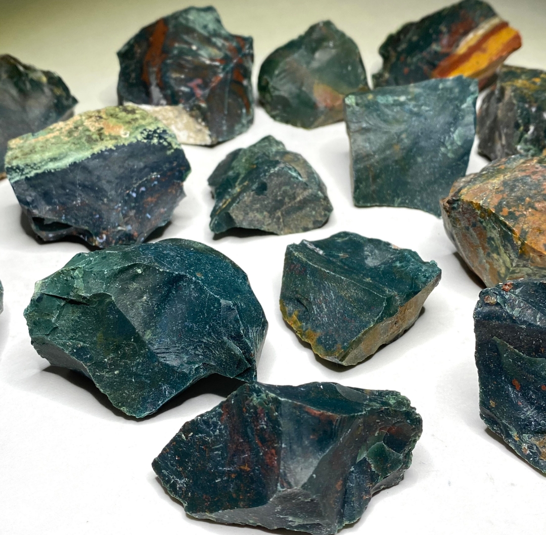 Produk Baru Semi Mulia Kristal Mineral Batu Mentah Hijau Alami Batu Darah Kasar untuk Penyembuhan