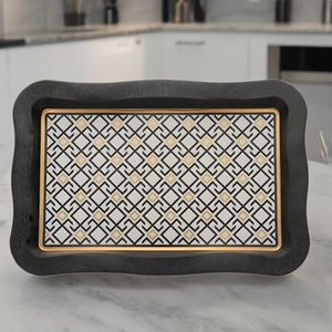 Bandeja DE SERVICIO DE METAL rectangular de 238x358mm con borde ondulado y diseño de patrón sin costuras Líneas geométricas sobre fondo rojo - Product Image 5