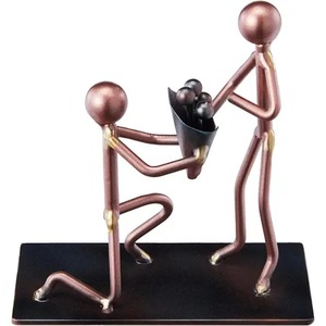 Sculptures de couple en cuivre modernes et élégantes, capturant magnifiquement l'engagement pour transformer une promesse sincère en une mémoire éternelle. - Product Image 1
