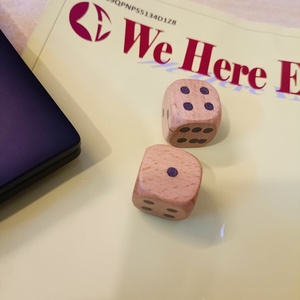 Dés en bois de manguier fabriqués à la main Finition naturelle Écologique Idéal pour les jeux de société Décor et cadeau Cube en bois unique - Product Image 2