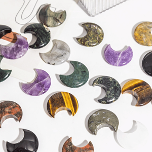 อัญมณีรักษาธรรมชาติรูปพระจันทร์คริสตัลขนาดเล็กสำหรับการปรับสมดุลพลังงานการทำสมาธิเรกิของตกแต่งบ้านและของขวัญทางจิตวิญญาณ - Product Image 1