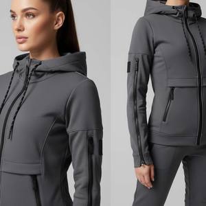 Ensemble deux pièces modulaire Techwear gris personnalisé pour femme : Gilet à capuche à manches détachables et pantalon cargo zippé ou short utilitaire - Product Image 4