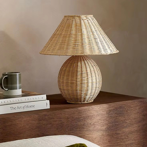 Lampe de table en rotin rustique élégante avec abat-jour tissé parfait pour le salon de la ferme appartements modernes et maisons confortables - Product Image 1