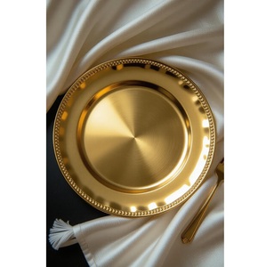 Placa de cargador de metal con acabado dorado, una obra maestra de refinamiento, que hace que cada mesa brille con elegancia y prestigio - Product Image 1