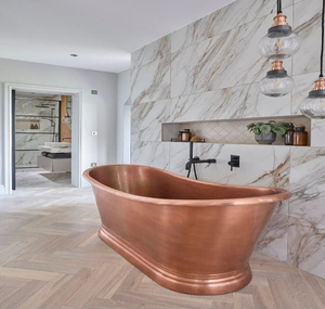 อ่างอาบน้ำทองแดงตอกยึดห้องน้ำแบบชนบทแต่มีผนังอิฐสัมผัสและการตกแต่งที่อบอุ่น - Product Image 6