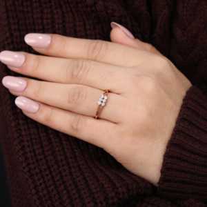 Bague de fiançailles en diamant de laboratoire, design classique à deux branches, argent sterling et or, clarté VS1, collection de bijoux fins - Product Image 3