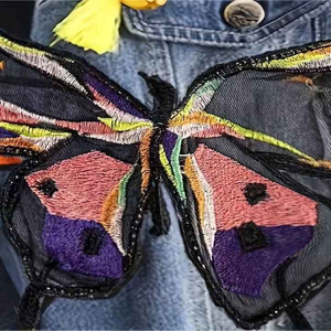 Chaqueta vaquera recortada para mujer con parches bordados de mariposa personalizados y decoración de borlas de brotes de flores Chaqueta vaquera de manga larga - Product Image 3