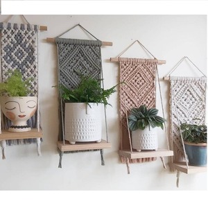 Étagère suspendue en macramé Boho Accent unique de décoration intérieure fait à la main pour afficher des livres de plantes et des accessoires décoratifs - Product Image 5