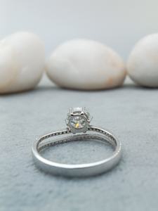 Forme RONDE Moissanite Fine Jewelry 925 ARGENT MASSIF OR Vvs Moissanite Diamant LUNETTE Bague de Fiançailles 2.0 CT Bague de Mariage Blanche - Product Image 3