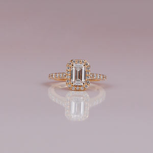 Anillo de compromiso de diseño personalizado de diamante cultivado en laboratorio de corte esmeralda lujoso chapado en oro de 10KT, ajuste de Halo de moda, regalo certificado IGI - Product Image 1