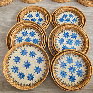 Plateau décoratif en rotin avec incrustations de coquillages et de nacre pour l'aménagement d'espaces de vie et l'hôtellerie - Product Image 1