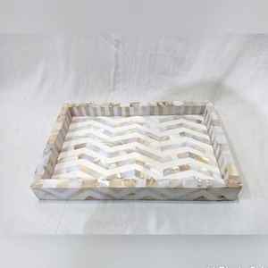 Plateau en nacre et incrustation d'os fait main Royal Fusion Articles de maison de luxe personnalisés pour la salle à manger, la cuisine et les cadeaux exclusifs - Product Image 1