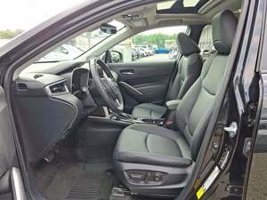 Toyota RAV4 Cross XLE AWD 2023 d'occasion en excellent état, sièges en cuir foncé, régulateur de vitesse adaptatif, prêt à rouler - Product Image 5