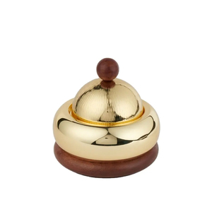Charmante marmite en métal plaqué or avec base en bois, idéale pour les plats de buffet et les plats élégants. - Product Image 1
