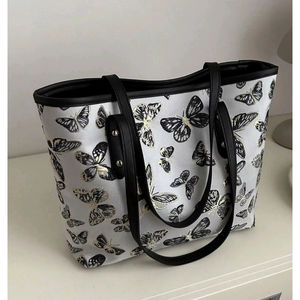 Sac fourre-tout à bandoulière gris à imprimé papillon avec motif intégral gris clair et noir, fabriqué en toile enduite de polyester pour femmes - Product Image 1