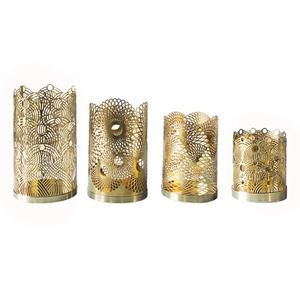 Portavelas votivo de metal con hermosos grabados florales para una decoración suave y romántica - Product Image 1