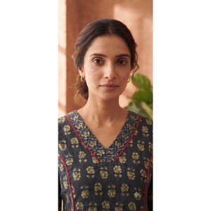 Rehaussez votre tenue quotidienne : Kurta sans bretelles en popeline de coton noir imprimé pour femme de Rama, avec détails contrastés, conçu pour - Product Image 2