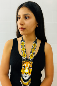 Collier artisanal en perles avec un design majestueux de visage de lion, motifs complexes en perles jaunes, noires, blanches et bleues - Product Image 2