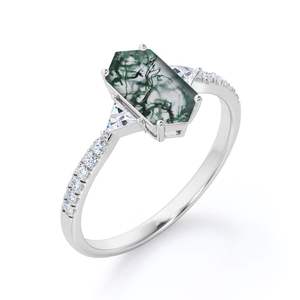 Anillo de Plata de Ley 925 Chapado en Oro de 14K con Moissanita y Ágata Musgo Hexagonal de 1.15 Quilates, Diseño Clásico y Moderno con Grabado Trilogía - Product Image 3